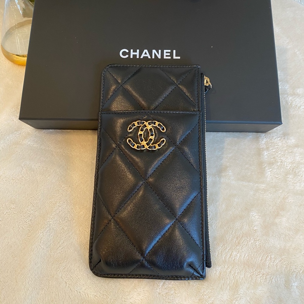 💓Sold💓Chanel 19 phone & card holder wallet - Picture 4 of 12